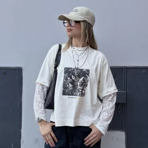 modelo vistiendo el polo manga larga con encaje de venado marca renazcer