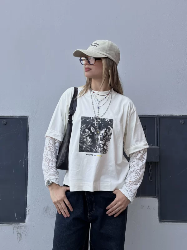 modelo vistiendo el polo manga larga con encaje de venado marca renazcer