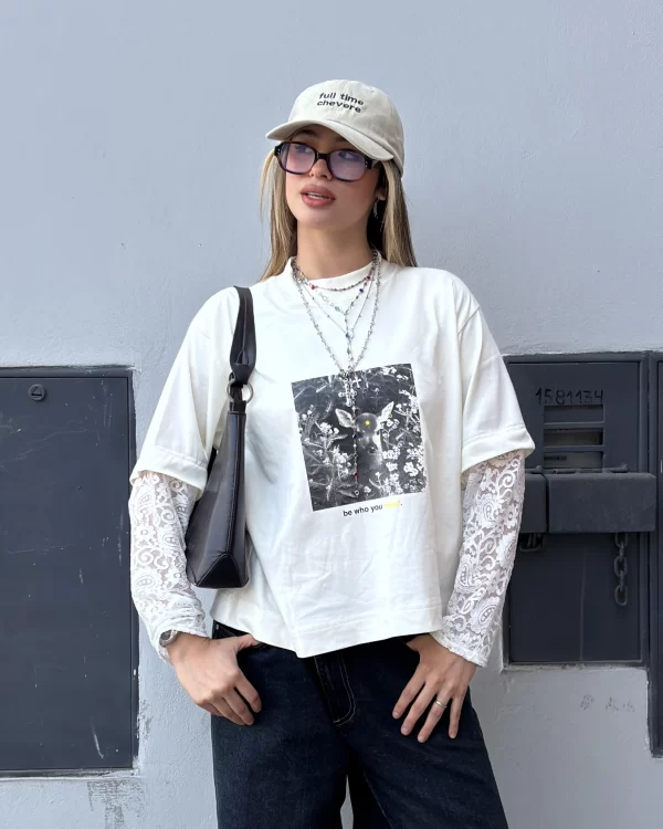 modelando polo manga larga con encaje blanco